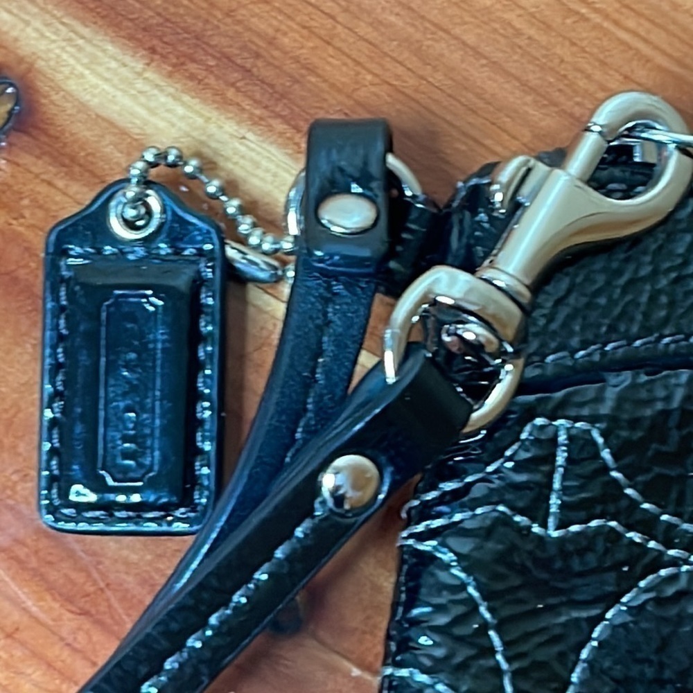 Coach black patent wristlet - Picture 4 of 8